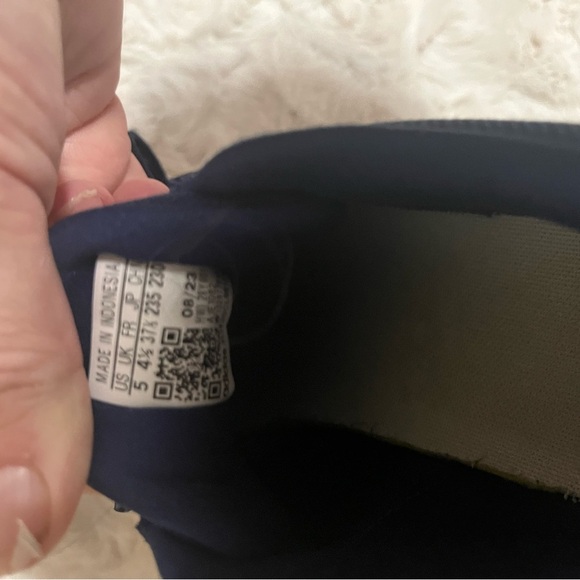 Stylish Navy and Mint Adidas Sneakers - Picture 5 of 6